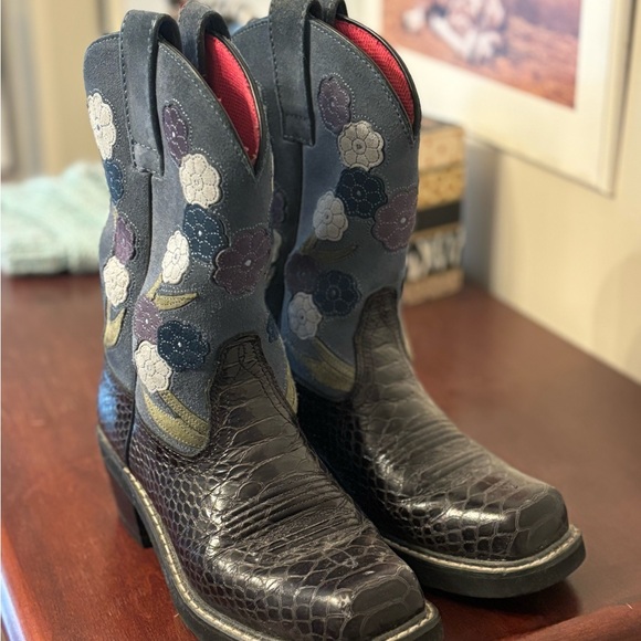 Boots - Picture 4 of 6